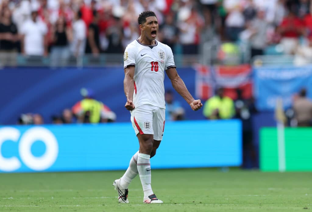 Bellingham comemorando gol da Inglaterra em jogo da Copa do Mundo