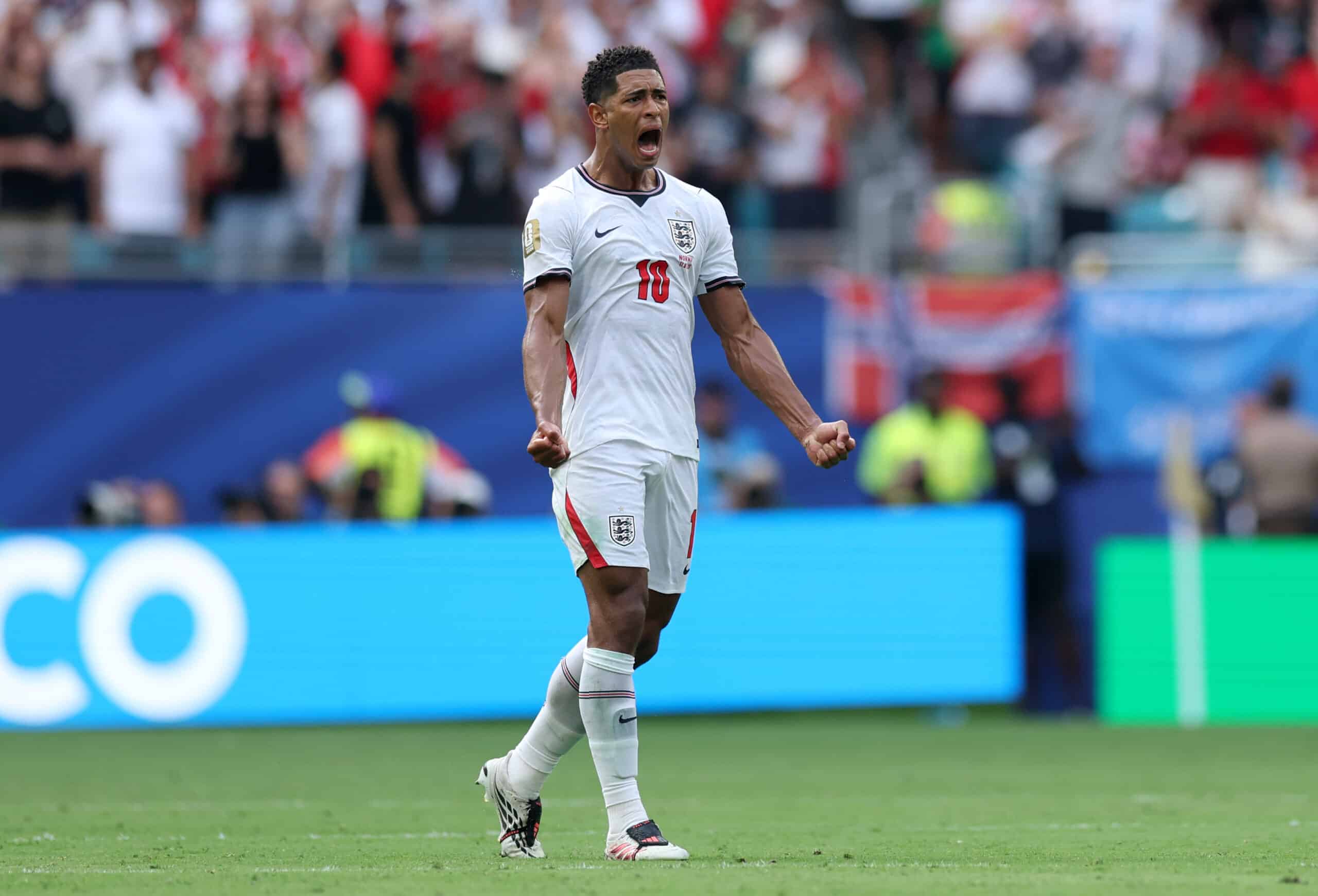 Bellingham comemorando gols da Inglaterra em jogo da Copa do Mundo