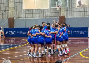 Jogadoras do Instituto Capixaba comemorando sua segunda vitória na Superliga C, por 3 sets a 0, contra o Vazante.