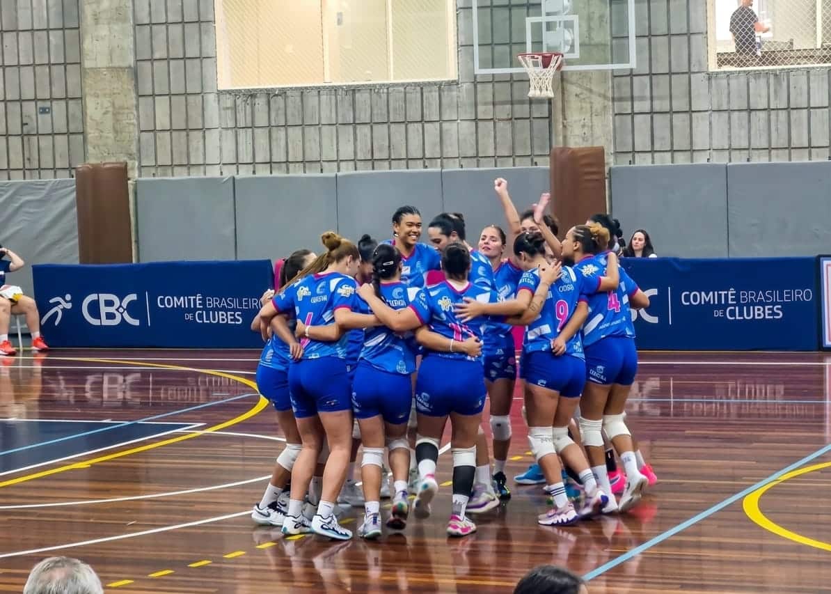 Jogadoras do Instituto Capixaba comemorando sua segunda vitória na Superliga C, por 3 sets a 0, contra o Vazante.