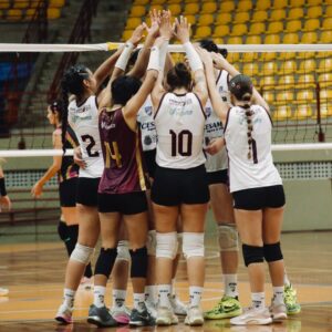 Jogadoras do JF Vôlei comemoram vitória em jogo preparatório para Superliga C.