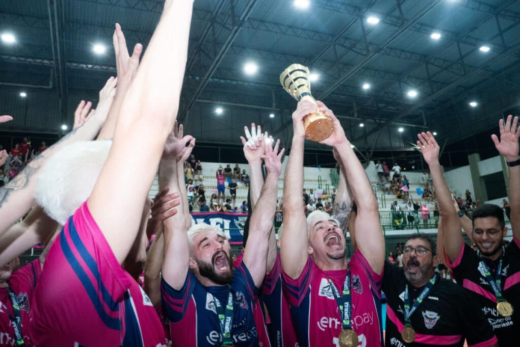 Norde Vôlei comemora com troféu o título da Superliga B da temporada 2025-26