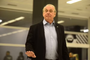 Osmar Stabile, presidente do Corinthians, entrando na Neo Quimica Arena