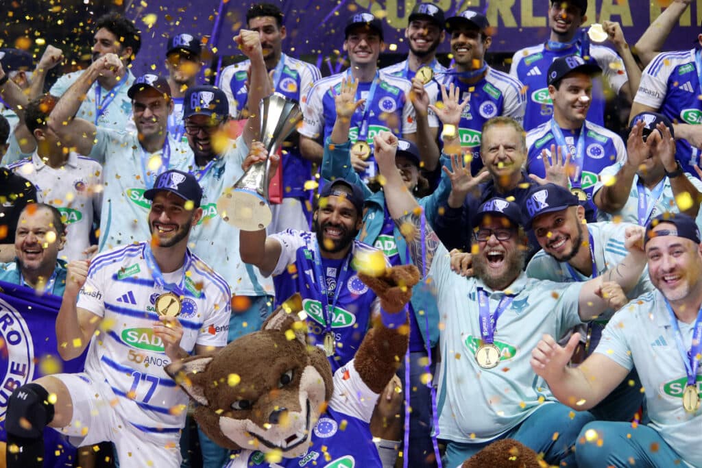 Equipe do Sada Cruzeiro comemorando o 10º título de Superliga conquistado pelo clube.