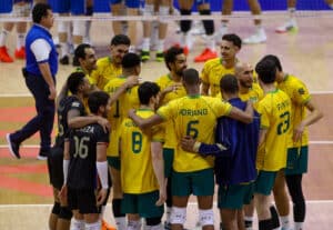 Seleção Brasileira de Vôlei comemorando vitória em jogo da semana 1 da VNL