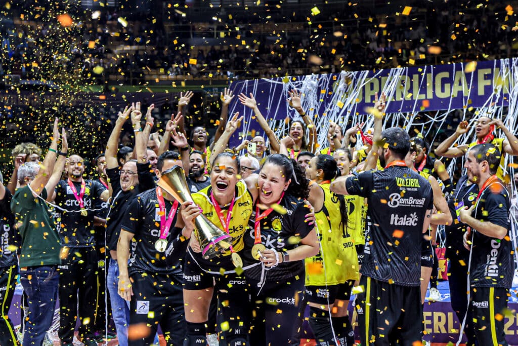 Jogadoras do Praia Clube comemoram o título da Superliga Feminina de Vôlei série A