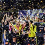 Jogadoras do Praia Clube comemoram o título da Superliga Feminina de Vôlei série A