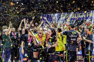 Jogadoras do Praia Clube comemoram o título da Superliga Feminina de Vôlei série A