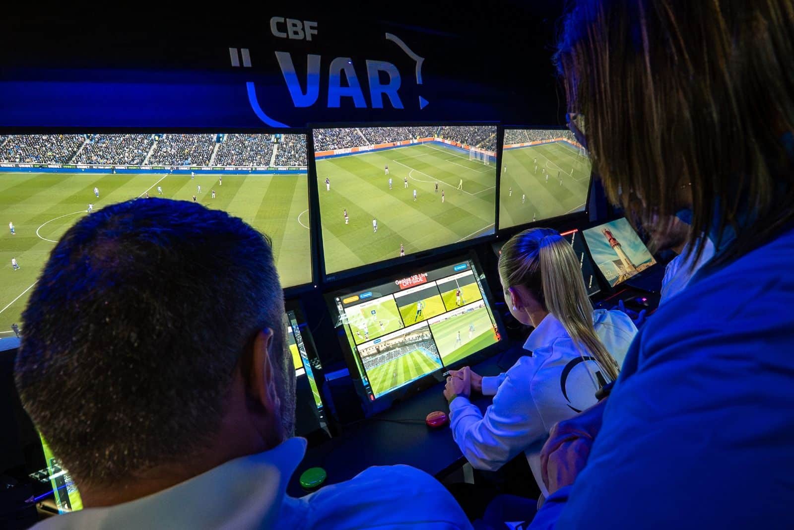 Árbitros do VAR analisam lance junto com imagens geradas pela tecnologia do impedimento semiautomático.