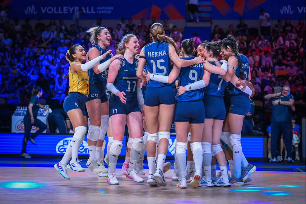 Seleção feminina de vôlei comemora vitória sobre o Japão, nas quartas da VNL.