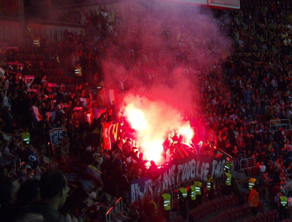 O futebol francês à beira do colapso: Como a ganância dos direitos de TV destruiu a Ligue 1 7 O futebol é dentro e fora de campo Foto: Cardana / Wikimedia Commons (CC BY 3.0)