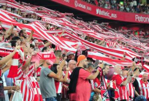 Torcedores do Atletico de Madrid em jogo de La Liga
