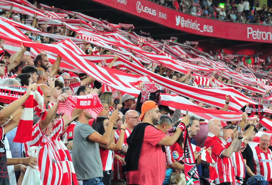 Torcedores do Atletico de Madrid em jogo de La Liga