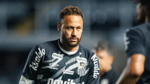 Neymar, jogador do Santos, em aquecimento pré-jogo.