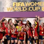 Seleção da Espanha levantando o troféu da Copa do Mundo de 2023