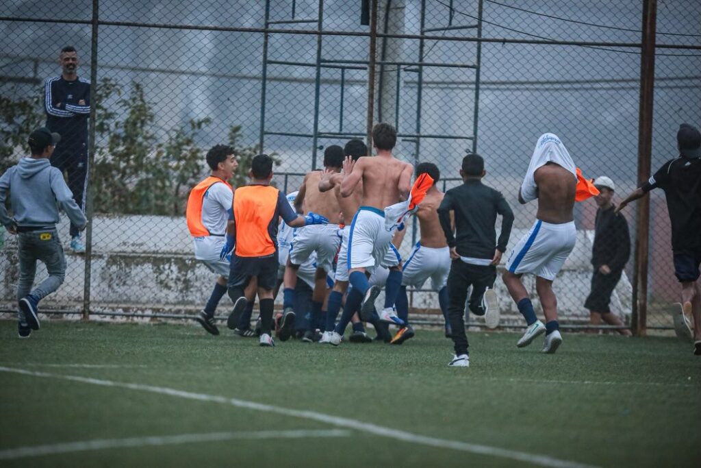 Jogadores comemorando vitória em campeonato organizado pela FAD-São Paulo