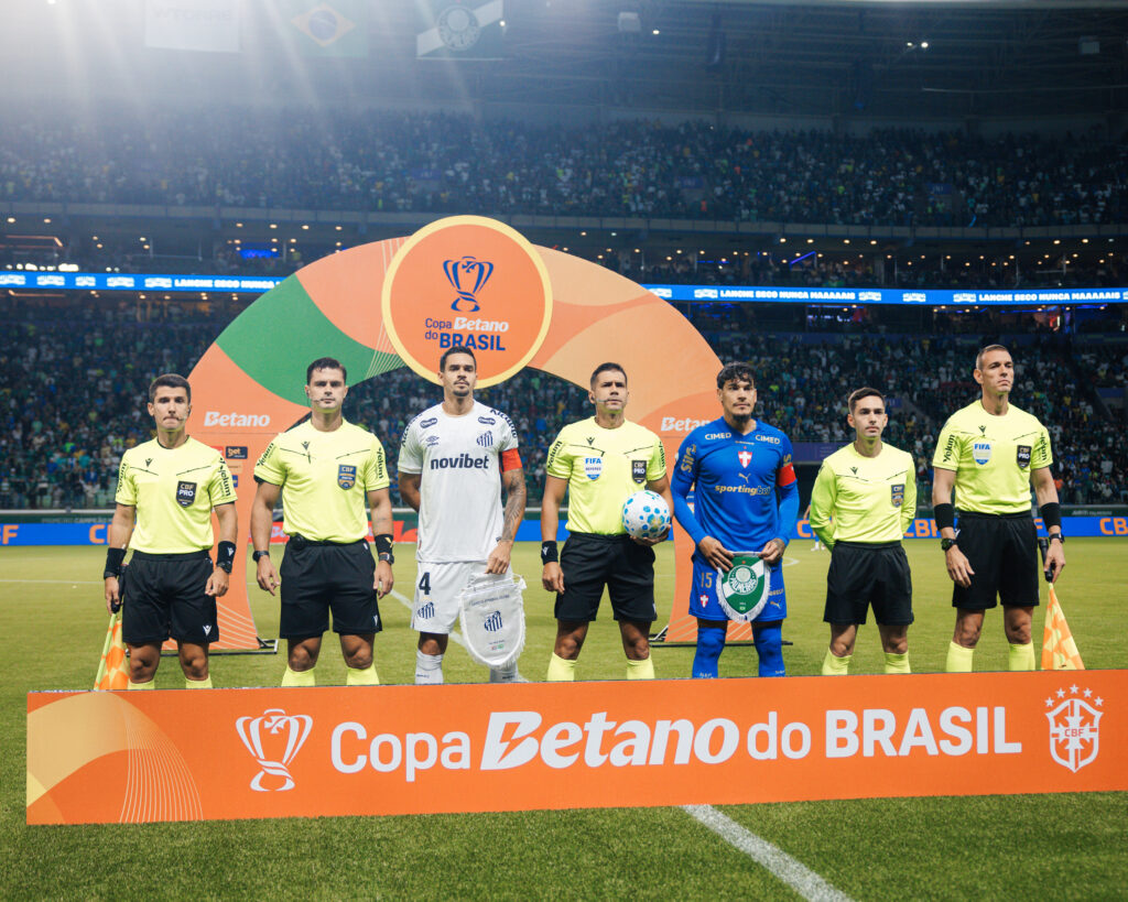 Copa do Brasil. Capitães de Santos e Palmeiras em foto com arbitragem pré-jogo de ida das quartas de final da Copa do Brasil.